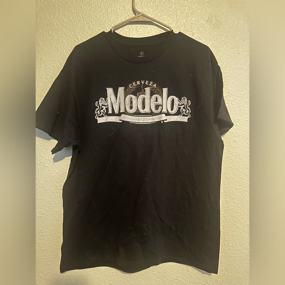 Modelo Black Graphic Tee